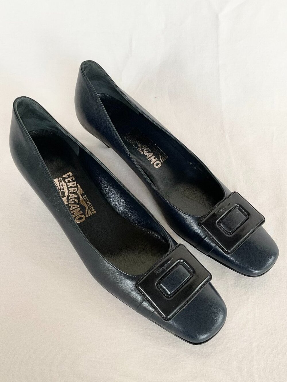 Salvatore Ferragamo Vintage Navy Leather Low Pumps – US 9 AAAA Super Narrow